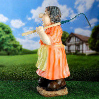 Садовая фигура "Баба с тяпкой" 23х37х63см Садовая фигура "Баба с тяпкой" 23х37х63см