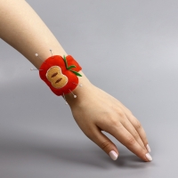 Игольница на браслете &laquo;Яблоко&raquo;, 23 &times; 6,5 см, цвет красный