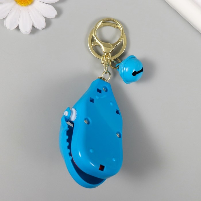 Брелок пластик с карабином Брелок пластик с карабином "Акула-зубастик" закрывается при нажатии на зуб 5,5х7,5х5 см