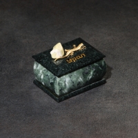 Шкатулка "Урал" прямоугольная, змеевик, с декоративным камнем, 7,5х5,5х5,5 см Шкатулка "Урал" прямоугольная, змеевик, с декоративным камнем, 7,5х5,5х5,5 см