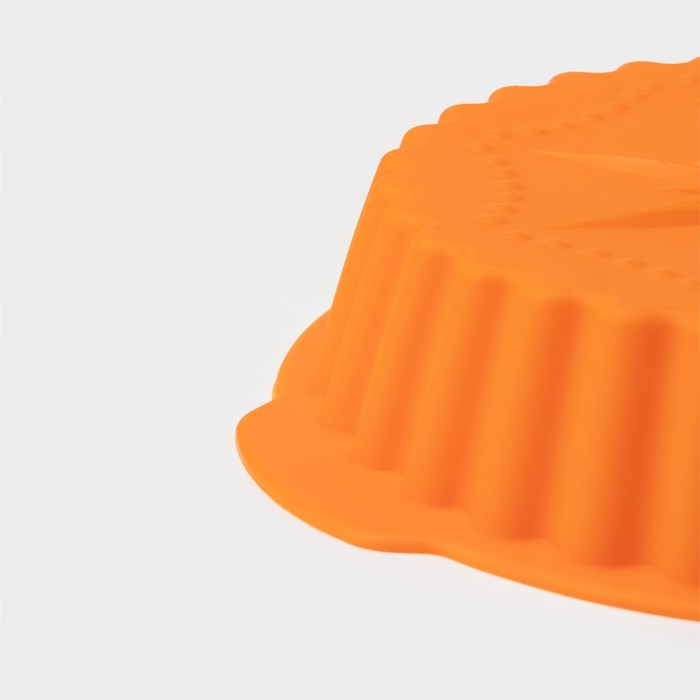 Форма для выпечки Доляна &laquo;Рифлёный круг. Звезда&raquo;, силикон, d=20 см, с ручками, цвет оранжевый