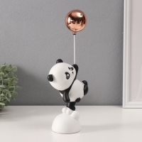 Сувенир полистоун "Панду уносит золотой шарик" черно-белый 7,5х14х31 см