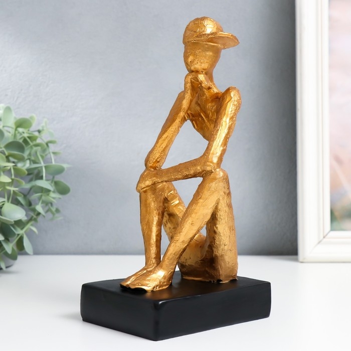 Сувенир полистоун Сувенир полистоун "Человек в кепке. Размышления" золото 12х9х23 см