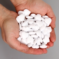 Сердечки пластиковые декоративные, набор 100 шт., размер 1 шт. &mdash; 2 &times; 2 см, цвет белый