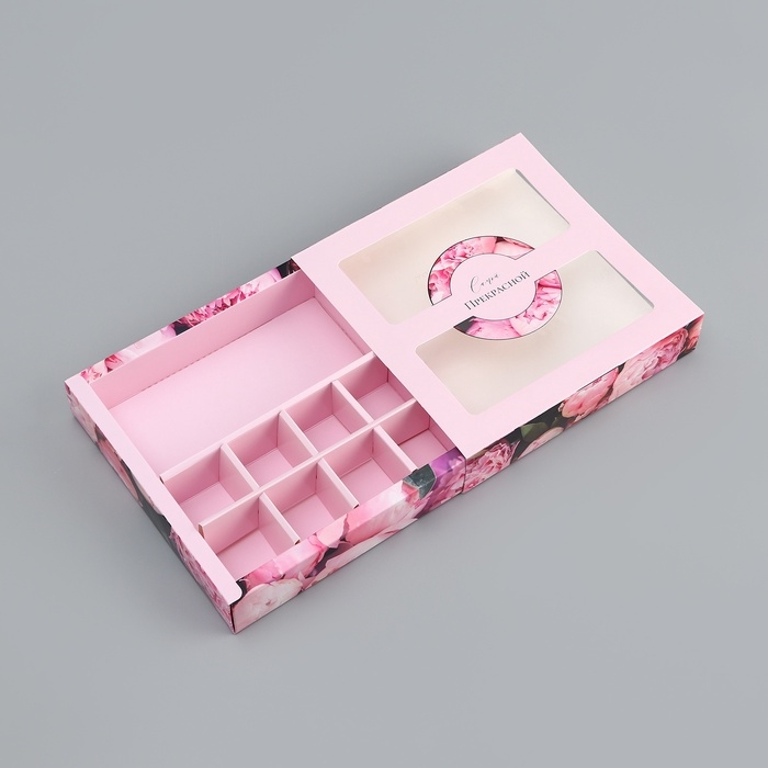 Коробка для 8 конфет + шоколад, с окном Коробка для 8 конфет + шоколад, с окном "Самой прекрасной", 17,7 х 17,8 х 3,8 см. Кондитерская упаковка