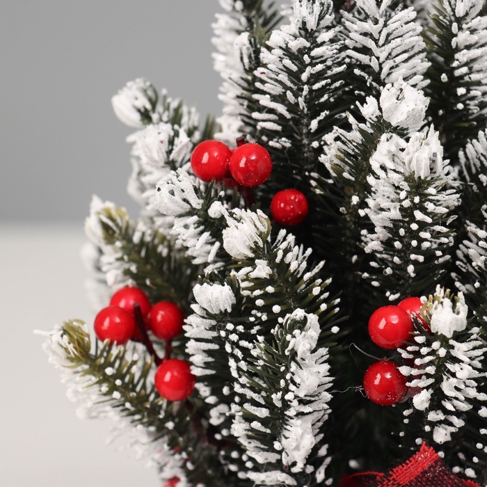 Искусственная ёлка заснеженная настольная «Зимнее волшебство. С ягодками» в мешочке, 17 см, ветки литые отгибаются Искусственная ёлка заснеженная настольная «Зимнее волшебство. С ягодками» в мешочке, 17 см, ветки литые отгибаются
