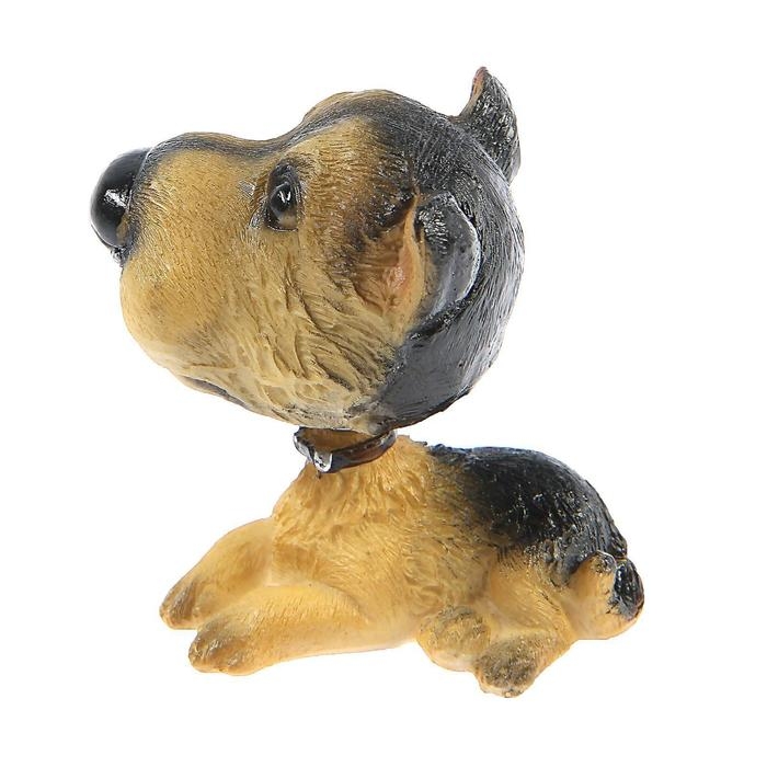 Собака на панель авто, качающая головой, ирландский терьер Собака на панель авто, качающая головой, ирландский терьер