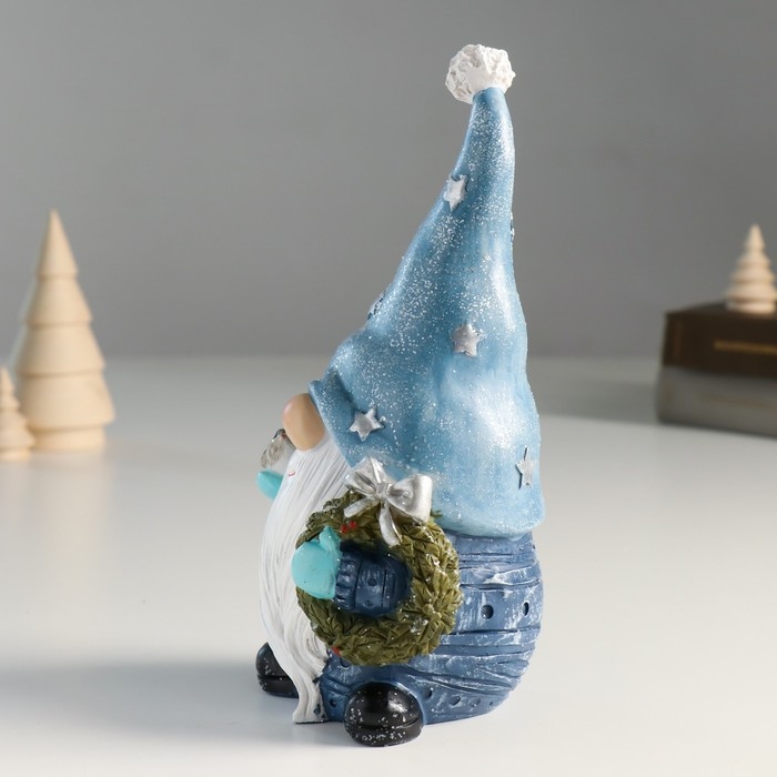 Сувенир полистоун "Дед Мороз в колпаке со звёздами, с веночком и птичкой" 10х8,5х21 см