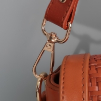 Ручка для сумки, с карабинами, 60 &plusmn; 1 см &times; 2 см, цвет светло-коричневый