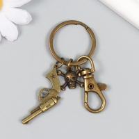 Брелок металл с карабином "Револьвер и череп" бронза 7,5 см Брелок металл с карабином "Револьвер и череп" бронза 7,5 см