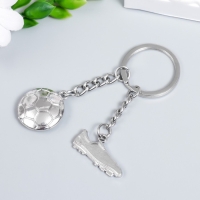 Брелок металл "Футбольный кед и мяч" серебро, мяч - 2,3 см кед - 1,5х3 см Брелок металл "Футбольный кед и мяч" серебро, мяч - 2,3 см кед - 1,5х3 см