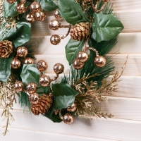 Венок новогодний d-19 см "Элит" ягодки шишки веточки, золото