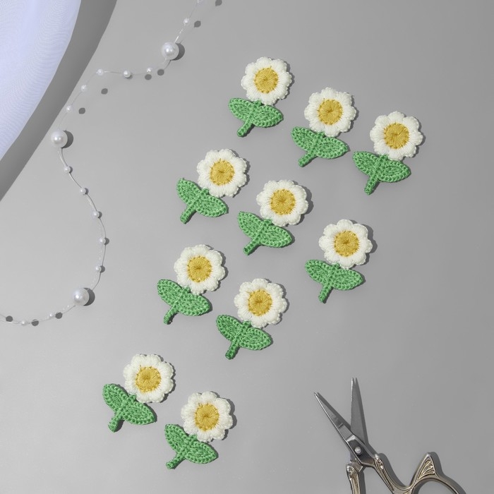 Вязаные элементы &laquo;Цветочки&raquo;, 2,5 &times; 3,5 см, 10 шт, цвет кремовый/зелёный