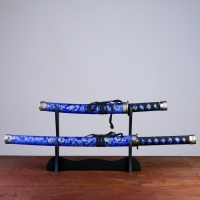 Сув. изделие катаны 2в1 на подставке, ножны ткань, драконы золото на синем 47/70см Сув. изделие катаны 2в1 на подставке, ножны ткань, драконы золото на синем 47/70см