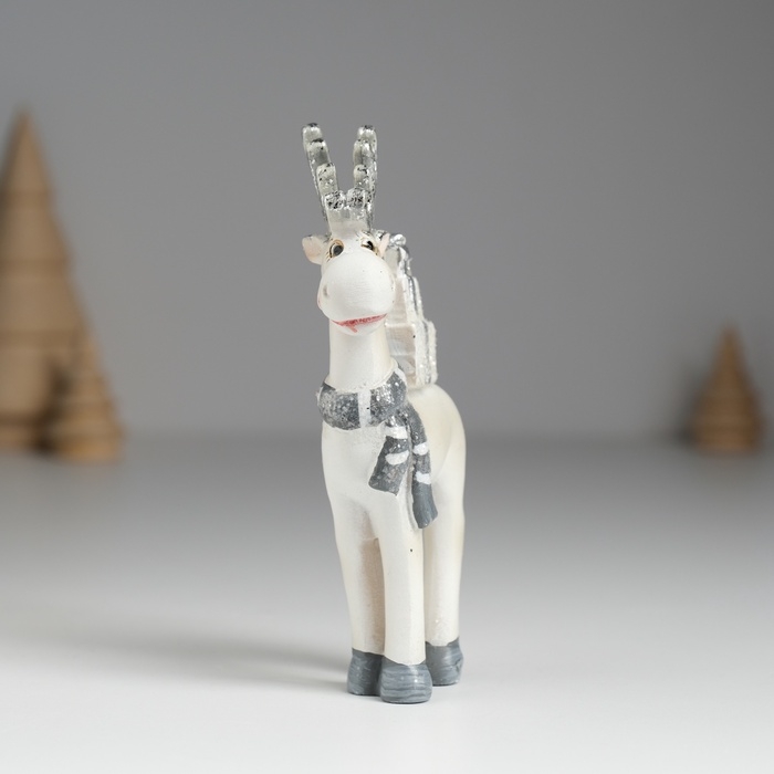 Сувенир полистоун "Олень с серебристыми рожками, с белыми подарками на спине" 5,5х2х11,5 см
