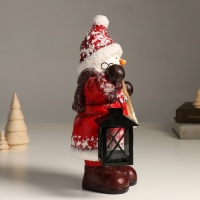 Подсвечник керамика "Снеговик в красной шубке, с фонарём и лыжами" 21,5х12х31 см Подсвечник керамика "Снеговик в красной шубке, с фонарём и лыжами" 21,5х12х31 см