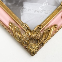 Фоторамка полистоун 10х15 см "Цветы в уголках с пышной листвой" розовая с золотом 20х15,5 см 53837 Фоторамка полистоун 10х15 см "Цветы в уголках с пышной листвой" розовая с золотом 20х15,5 см 53837