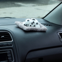 Игрушка на панель авто, собака на подушке, бело-черный окрас Игрушка на панель авто, собака на подушке, бело-черный окрас