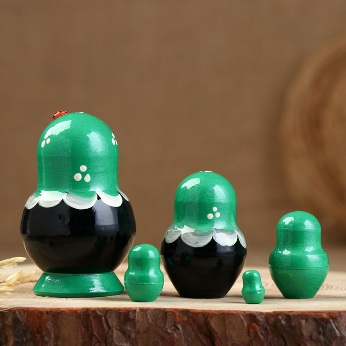 Матрёшка «Божья коровка», зелёное платье, 5 кукольная, 10-12 см Матрёшка «Божья коровка», зелёное платье, 5 кукольная, 10-12 см