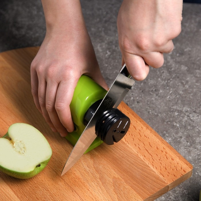 Ножеточка Luazon LTE-02, электрическая, для ножей/ножниц/отвёрток, 4хАА (не в ком.), зелёная