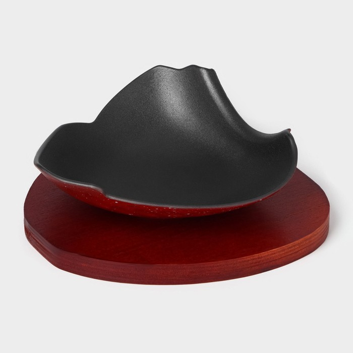 Блюдо для подачи чугунное &laquo;Антиквариат&raquo;, d=20 см, на деревянной подставке