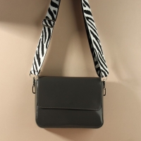 Ручка для сумки «Орнамент зебра», стропа, с карабинами, 139 ± 3 × 3,8 см, цвет чёрно-белый Ручка для сумки «Орнамент зебра», стропа, с карабинами, 139 ± 3 × 3,8 см, цвет чёрно-белый