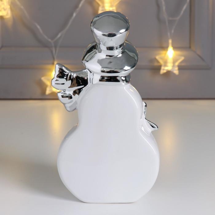 Сувенир керамика "Снеговик в цилиндре и шарфе, со звёздочками" серебро 19,6х6,3х9,5 см