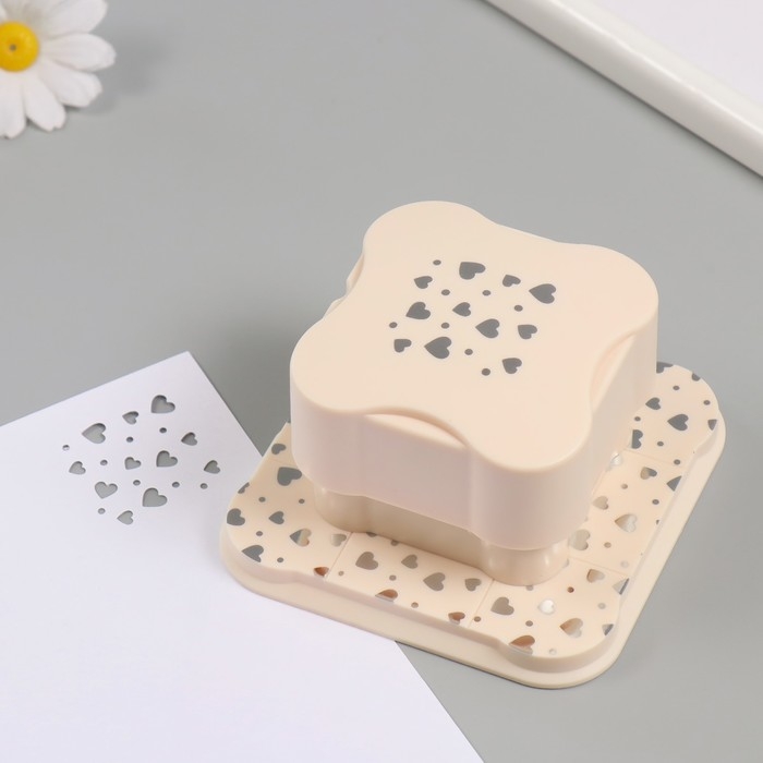 Дырокол фигурный рисунок 3,8х3,8 см Дырокол фигурный рисунок 3,8х3,8 см "Россыпь сердец" 6.1х6,1х4,1 см