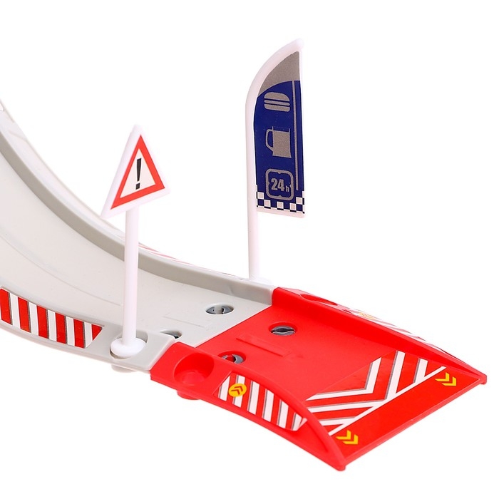 Парковка &laquo;Пожарная станция&raquo;, с металлическими машинкой и вертолётом