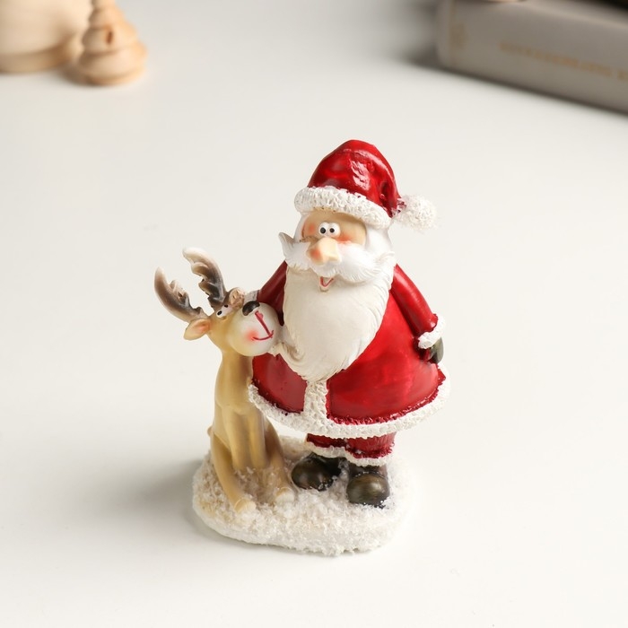 Сувенир полистоун "Дедушка Мороз в красном кафтане и лосик" 4х7х11 см