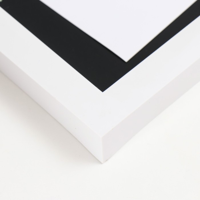 Фоторамка пластик на 4 фото 10х15 см Фоторамка пластик на 4 фото 10х15 см "Друзья. Ромашки на чёрном" с прищепками белая 64х27 см 97138