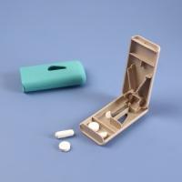 Таблетница с делителем, 8 &times; 4 &times; 1,5 см, 1 секция, цвет МИКС