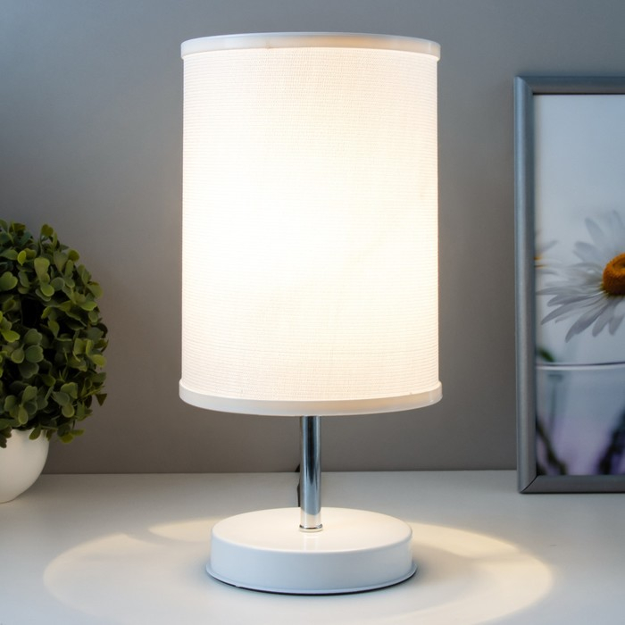 Лампа настольная "Авейро" 1х40Вт Е27 белый 14х14х30 см.