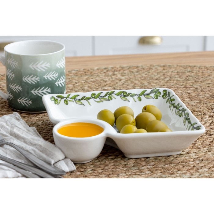 Блюдо керамическое с соусником &laquo;Оливки&raquo;, 18.6 х 17.5 х 4 см, цвет белый