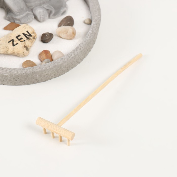 Сад камней Дзен d=16,5 см Хотей Сад камней Дзен d=16,5 см Хотей "ничего не слышу", со свечой, серый