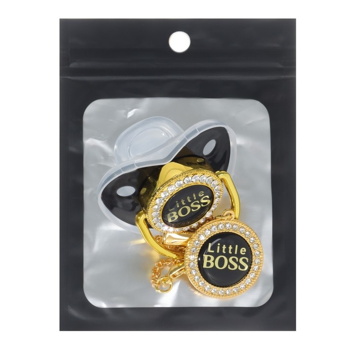 Соска - пустышка силиконовая ортодонтическая «Маленький БОСС», от 6 мес., с колпачком + держатель - цепочка, цвет черный/золото, стразы Соска - пустышка силиконовая ортодонтическая «Маленький БОСС», от 6 мес., с колпачком + держатель - цепочка, цвет черный/золото, стразы