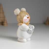 Сувенир полистоун "Снеговик в шапке с помпошками, с новогодним венком" 5,5х4х10 см Сувенир полистоун "Снеговик в шапке с помпошками, с новогодним венком" 5,5х4х10 см