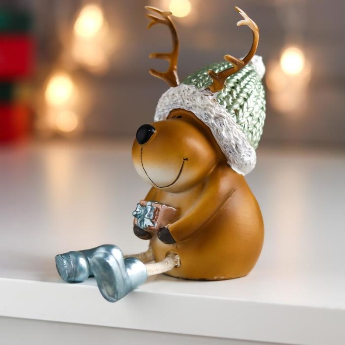 Сувенир полистоун Сувенир полистоун "Олешка с вязаной шапке с подарком" 10х7х6,5 см