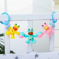 Растяжка на коляску/кроватку &laquo;Жирафики&raquo;, 3 игрушки с погремушками, цвет МИКС, Крошка Я