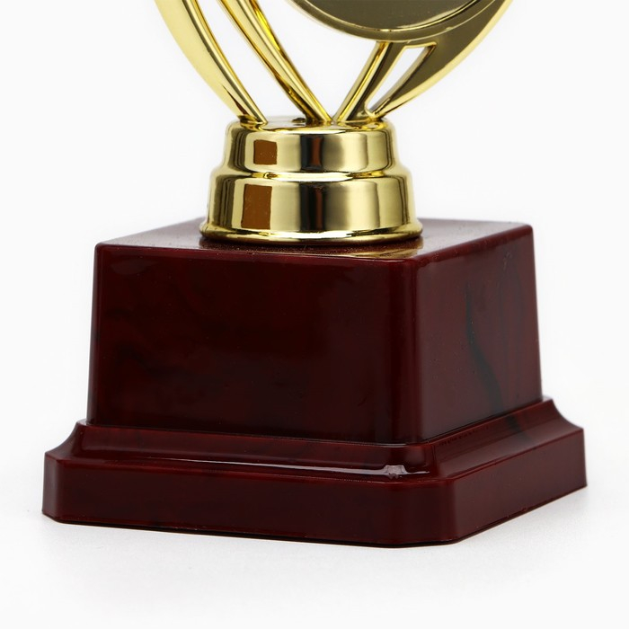 Наградная фигура «Человек со звездой», золото, подставка пластик красная, 17 х 6,5 х 6,5 см. Наградная фигура «Человек со звездой», золото, подставка пластик красная, 17 х 6,5 х 6,5 см.