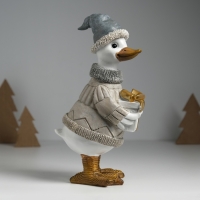 Сувенир полистоун "Гусь в бежевом свитере, с подарком" 9,5х12х22,5 см