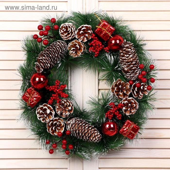 Венок новогодний d-40 см "Зимние шишки с подарками"