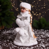 Снегурочка "В муфте с меховыми бомбошками" 33 см, серебристо-белый Снегурочка "В муфте с меховыми бомбошками" 33 см, серебристо-белый