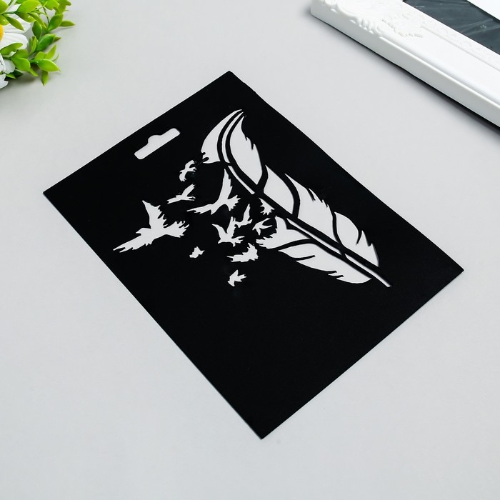 Трафарет пластиковый "Перо и птицы" 14,5х20см