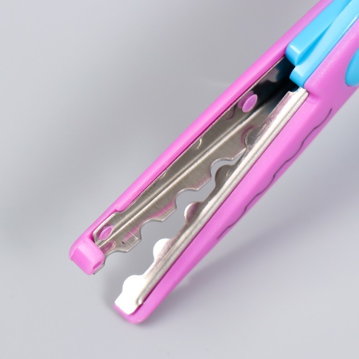 Набор для скрапбукинга Набор для скрапбукинга "Зигзаги" ножницы фигурные 15,5 см+4 дырокола d=1,2 см10х23 см МИКС