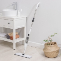 Швабра для мытья пола с распылителем Доляна, насадка из микрофибры 40&times;13 см, стальной черенок 125 см