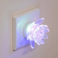 Ночник пластик "Цветочек" 8х8х7,5 см RISALUX Ночник пластик "Цветочек" 8х8х7,5 см RISALUX