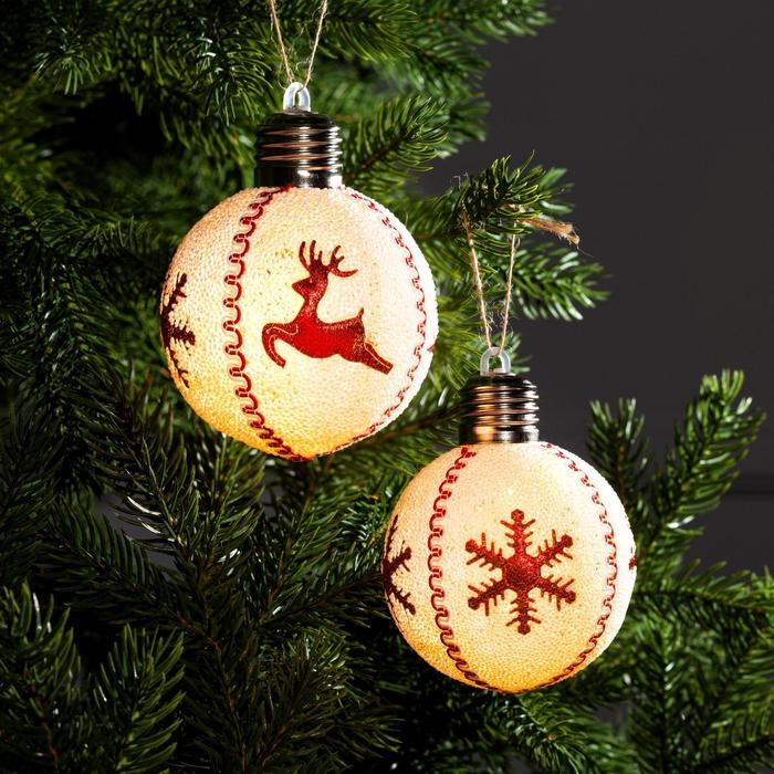 Набор ёлочных шаров &laquo;Красные снежинки и олень&raquo; 2 шт., батарейки, 1 LED, свечение тёплое белое