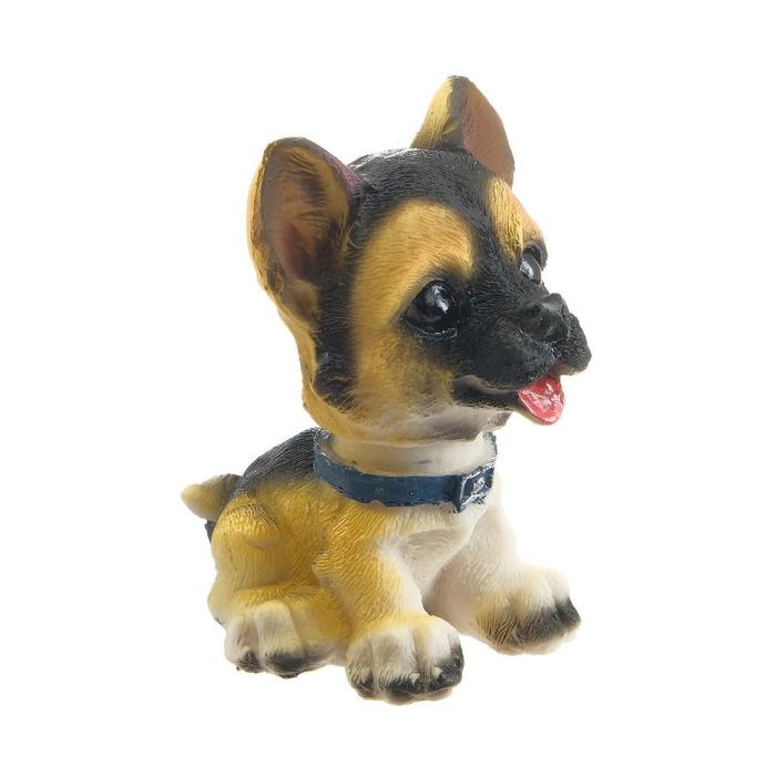 Собака на панель авто, качающая головой, немецкая овчарка