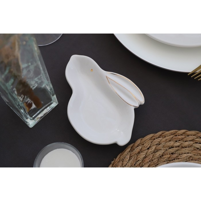 Блюдо Доляна &laquo;Зайка в золотом&raquo;, 15,5&times;11&times;2,5 см, цвет белый